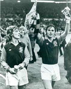 chico-hamilton-alun-evans-bobby-mcdonald-aston-villa-league-cup-winners-celebration-wembley-1975